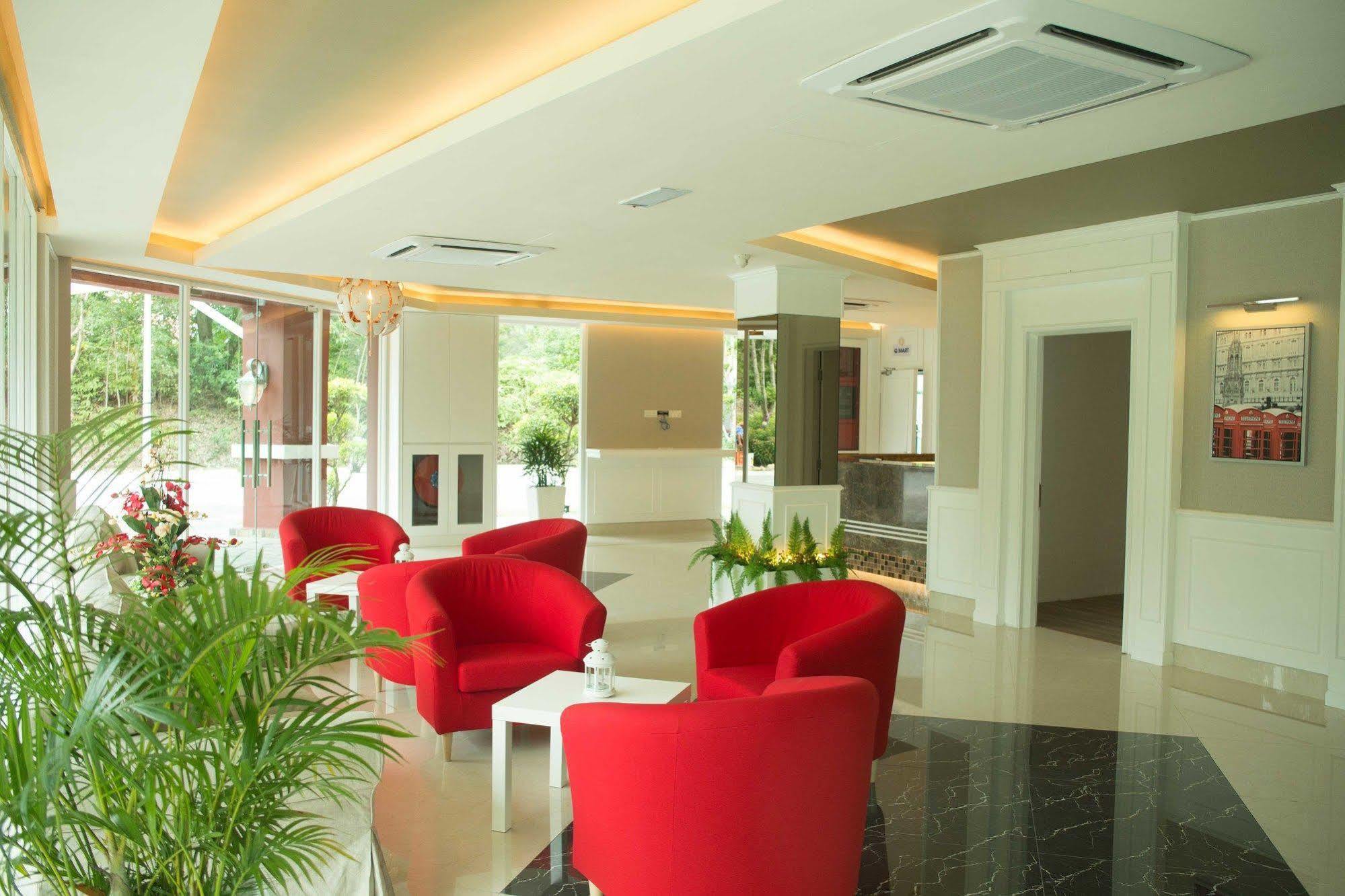 Qlassic Hotel Сепанг Экстерьер фото