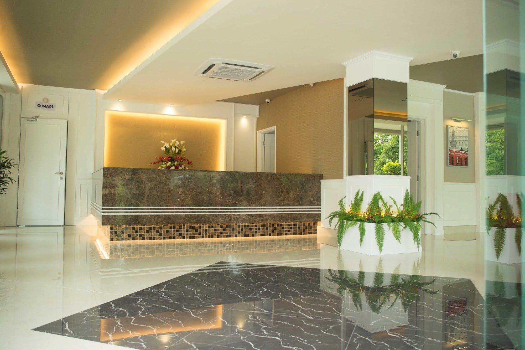 Qlassic Hotel Сепанг Экстерьер фото